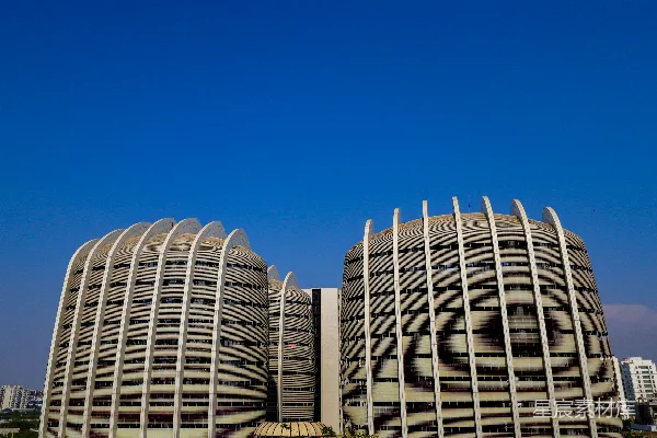 高清摄影 几栋大型建筑并排坐落在一起。