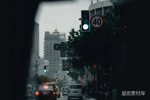 高清摄影 白天建筑物附近的路上有车。