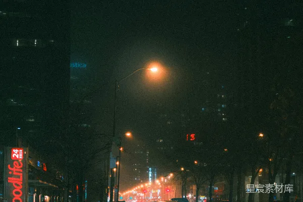 高清摄影 夜晚的城市街道，车辆在道路上行驶。