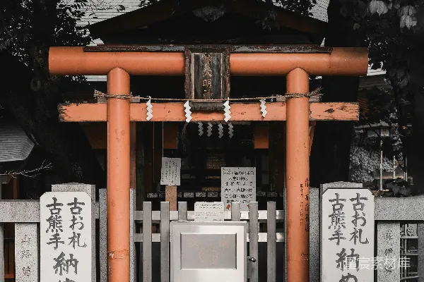 高清摄影 一座有门和一些文字的建筑