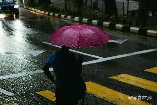高清摄影 一个在雨天撑着雨伞的人