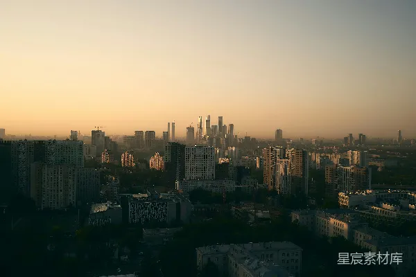 高清摄影 夕阳西下时，橙色天空下的城市天际线
