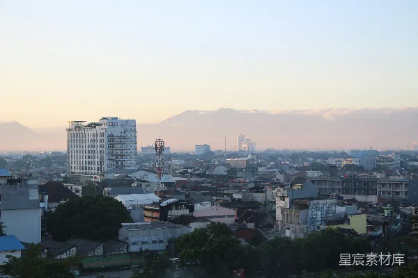 高清摄影 一座城市的景色，背景中有山脉。