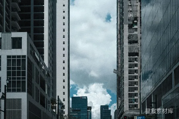 高清摄影 白天高楼大厦之间路上的汽车