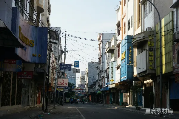 高清摄影 白蓝相间的混凝土建筑在白天靠近道路处