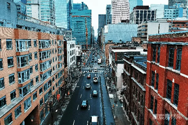 高清摄影 白天的蓝红城市建筑