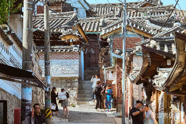 高清摄影 一群人在人行道上的桌子旁坐着。