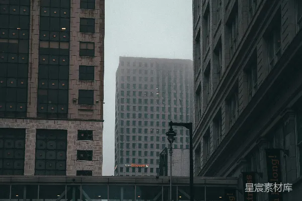 高清摄影 一条城市街道，背景是高楼大厦。