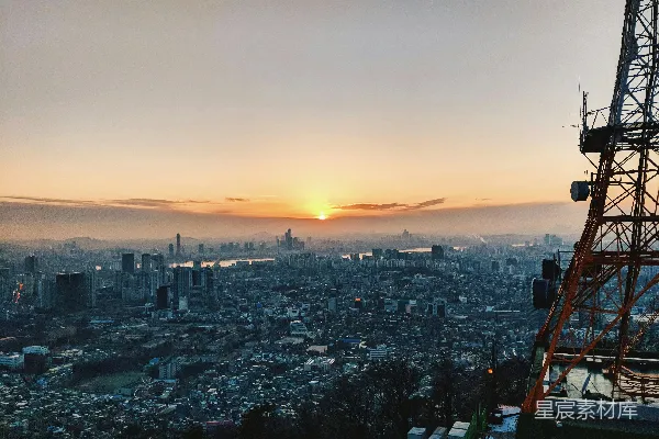 高清摄影 日落时分的城市天际线，天空中布满了云层。