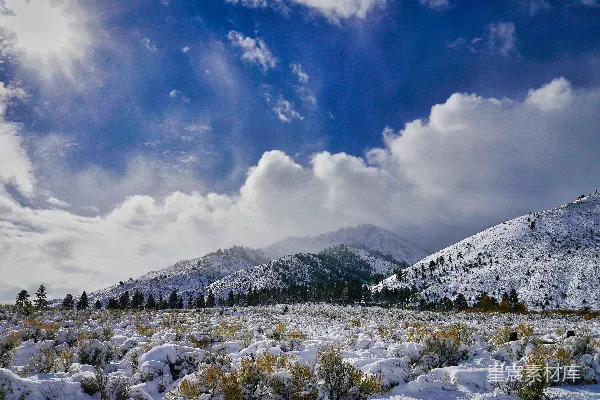 高清摄影 白天蓝天下覆盖着白雪的山峰
