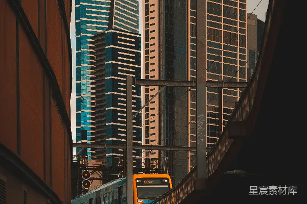 高清摄影 白天城市中的一辆黑黄相间的火车