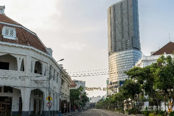 高清摄影 一条空无一人的街道，背景是建筑物。