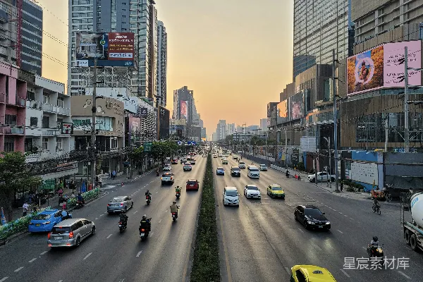 高清摄影 一条繁忙的街道上车辆很多。