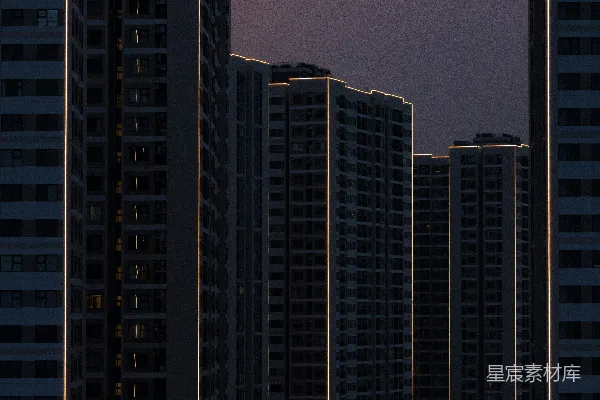 高清摄影 一排高大的建筑物在夜晚的城市中排列。