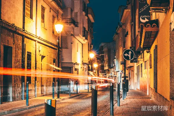 高清摄影 夜间在路灯和建筑物之间拍摄车辆过路的延时摄影