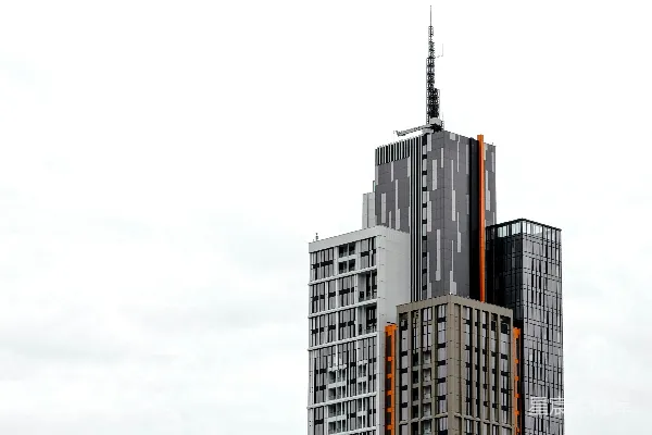 高清摄影 一座高大的建筑物，顶部有一个钟表。