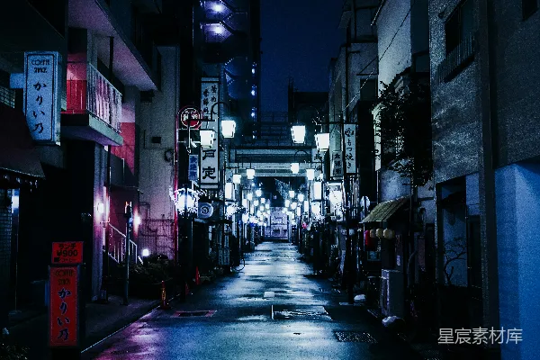 高清摄影 夜晚街道空无一人，路灯亮着。