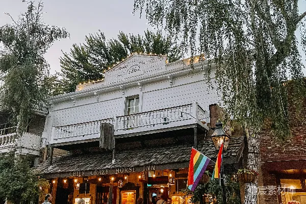 高清摄影 一群人在一栋建筑物外面站着。