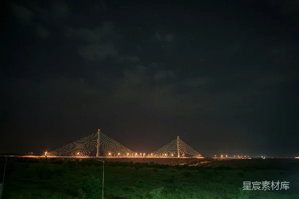 高清摄影 一座桥的夜景，桥上灯光闪烁。