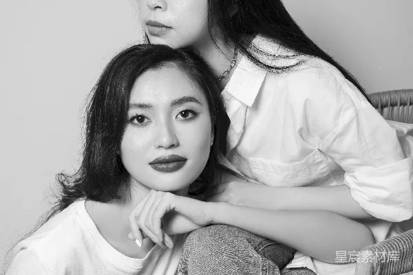 高清摄影 穿白色长袖衬衫的女子坐在穿白色长袖衬衫的女孩旁边。