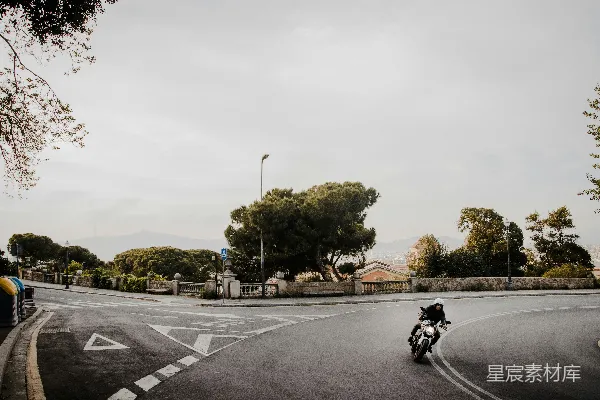 高清摄影 一个男人骑着摩托车在曲折的街道上行驶