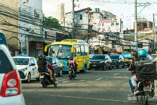 高清摄影 一条繁忙的街道，车流不息。