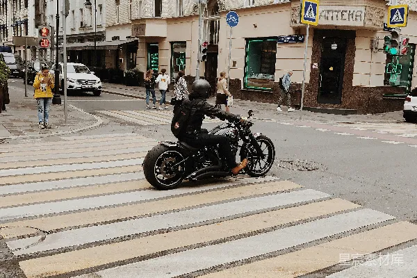 高清摄影 有人骑摩托车。