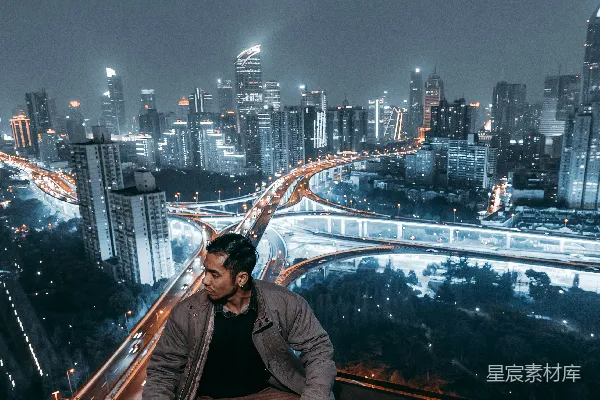 高清摄影 男人坐在屋顶上，夜晚时向右看。