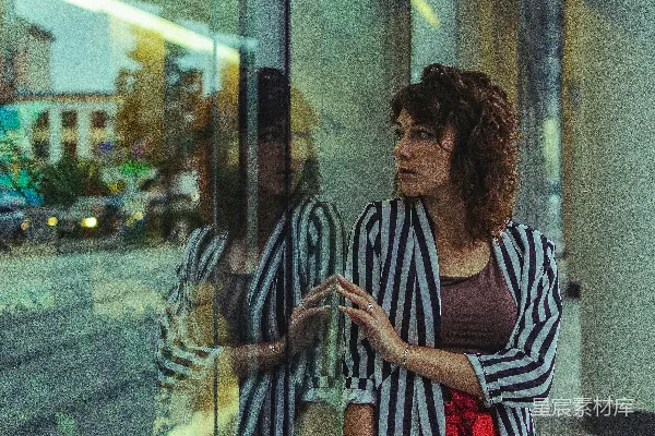 高清摄影 女人站着面对玻璃