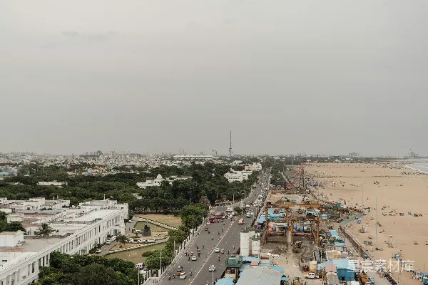 高清摄影 一座城市的航拍图，背景是海滩。