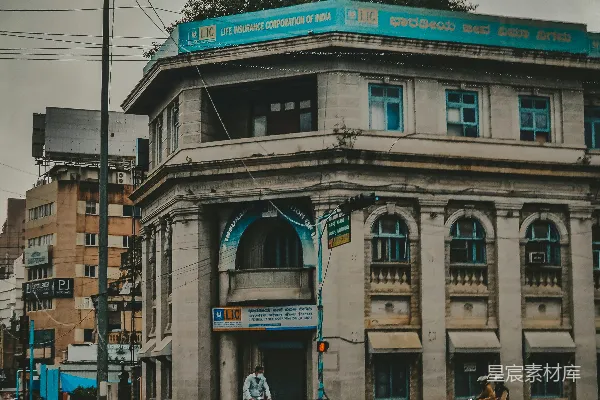 高清摄影 一座旧建筑，上面有一个蓝色的标志。