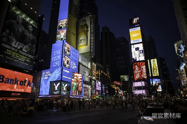 高清摄影 人们在夜间街道上行走