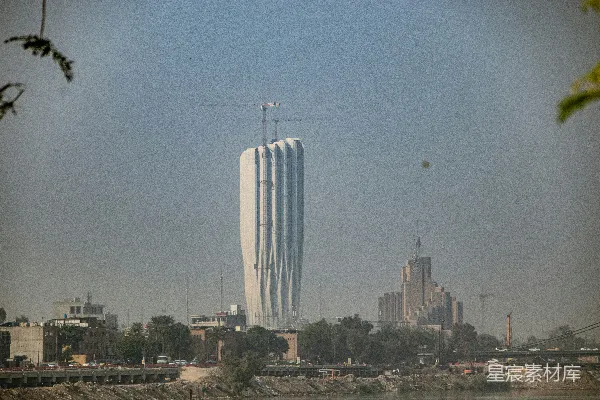 高清摄影 一座高大的白色建筑坐落在水体旁边。