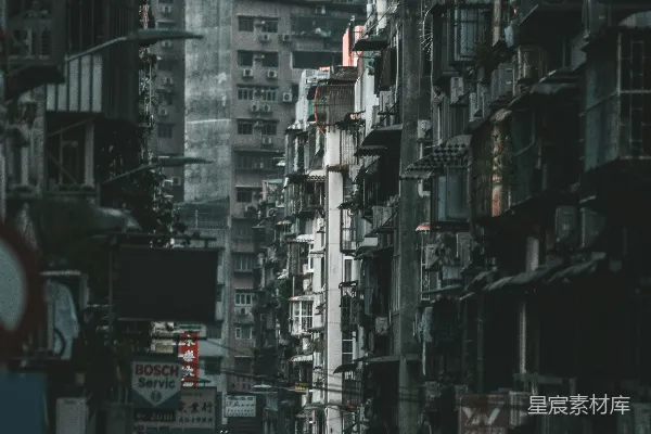 高清摄影 一条街道上布满了高大的建筑。