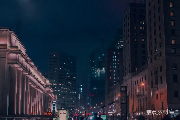 高清摄影 一群人在夜晚沿着街道行走。