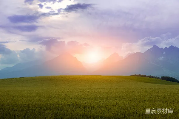 山脚下绿色草地附近，晴天下的云层中 daytime, green grass by the mountains, under a cloudy sky