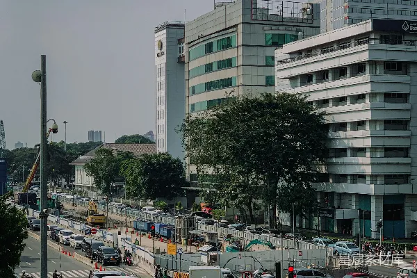 高清摄影 一个停车场，里面停着汽车，旁边有建筑物。