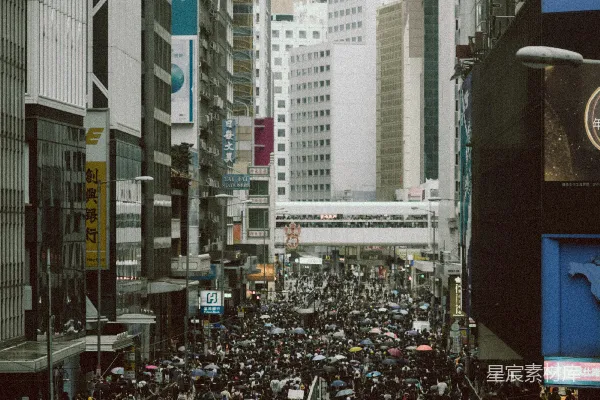 高清摄影 人们在铺好的道路上行走