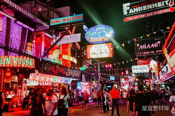 高清摄影 夜晚时分，人们站在商店建筑之间。