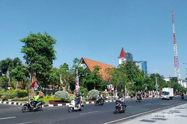 高清摄影 一群人骑着摩托车沿着街道行驶。