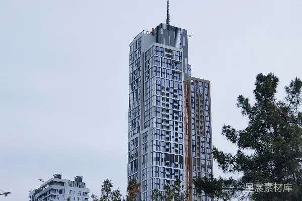 高清摄影 一座高耸的建筑物，顶部有一个尖塔。