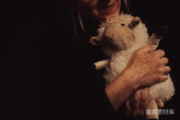 女性拥抱一个玩偶羊羔