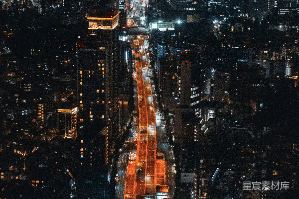 高清摄影 充满活力的城市夜景，高速公路灯火通明。
