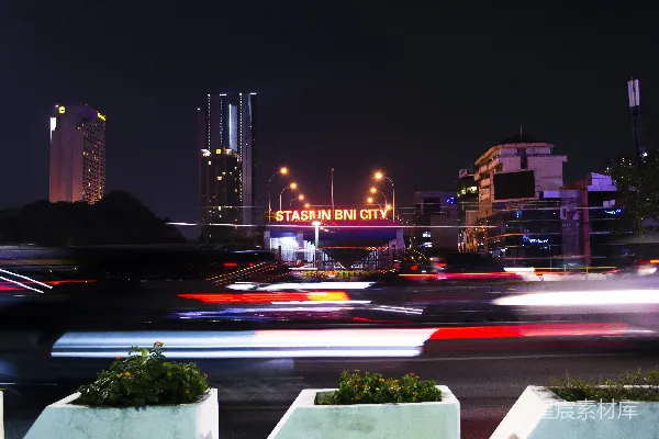 高清摄影 繁华的城市夜景，车灯轨迹与灯光璀璨的建筑。