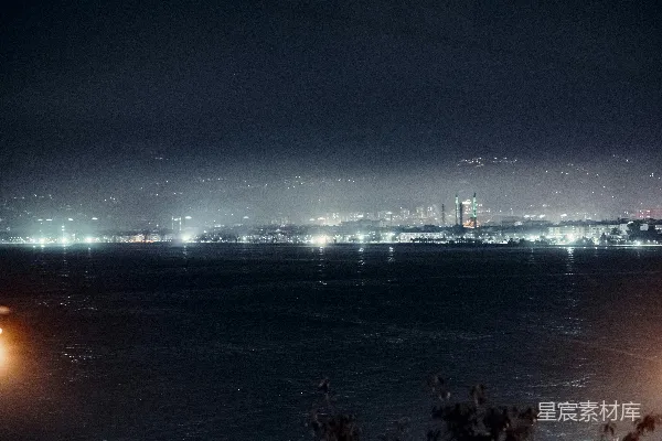 高清摄影 海滩上的人们在夜间