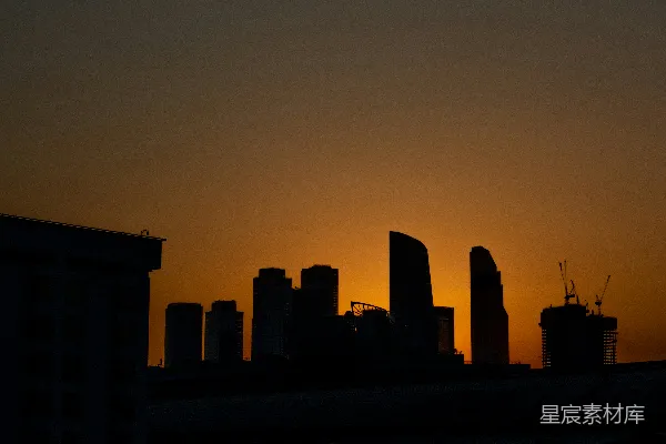 高清摄影 夕阳正照耀在一座高楼林立的城市上