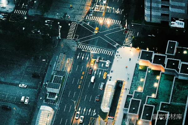 高清摄影 夜晚繁忙城市街道的俯瞰图。