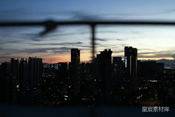 高清摄影 夜晚从围栏处看城市的景象