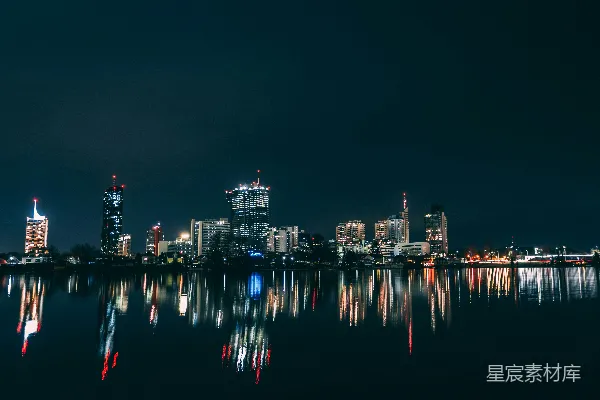 高清摄影 夜晚，城市天际线在水中倒映。