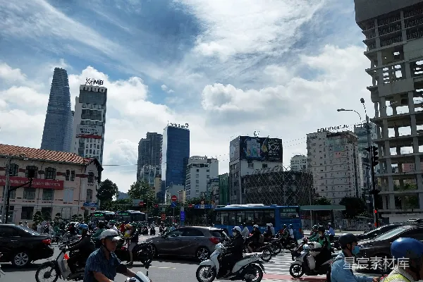 高清摄影 一群人骑着摩托车沿着街道行驶